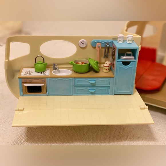 Calico Critters Caravan Family Camper and Accessories - Picture 4 of 9